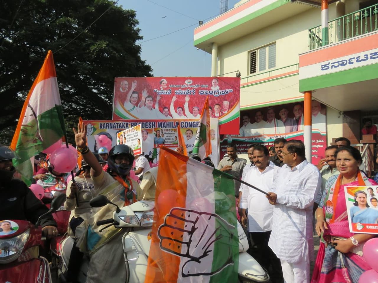 ಸೋನಿಯಾ ಹುಟ್ಟುಹಬ್ಬ; ಮಹಿಳಾ ಕಾರ್ಯಕರ್ತರಿಂದ ಬೈಕ್ ರ್ಯಾಲಿ ಸೋನಿಯಾ ಹುಟ್ಟುಹಬ್ಬ; ಮಹಿಳಾ ಕಾರ್ಯಕರ್ತರಿಂದ ಬೈಕ್ ರ್ಯಾಲಿ