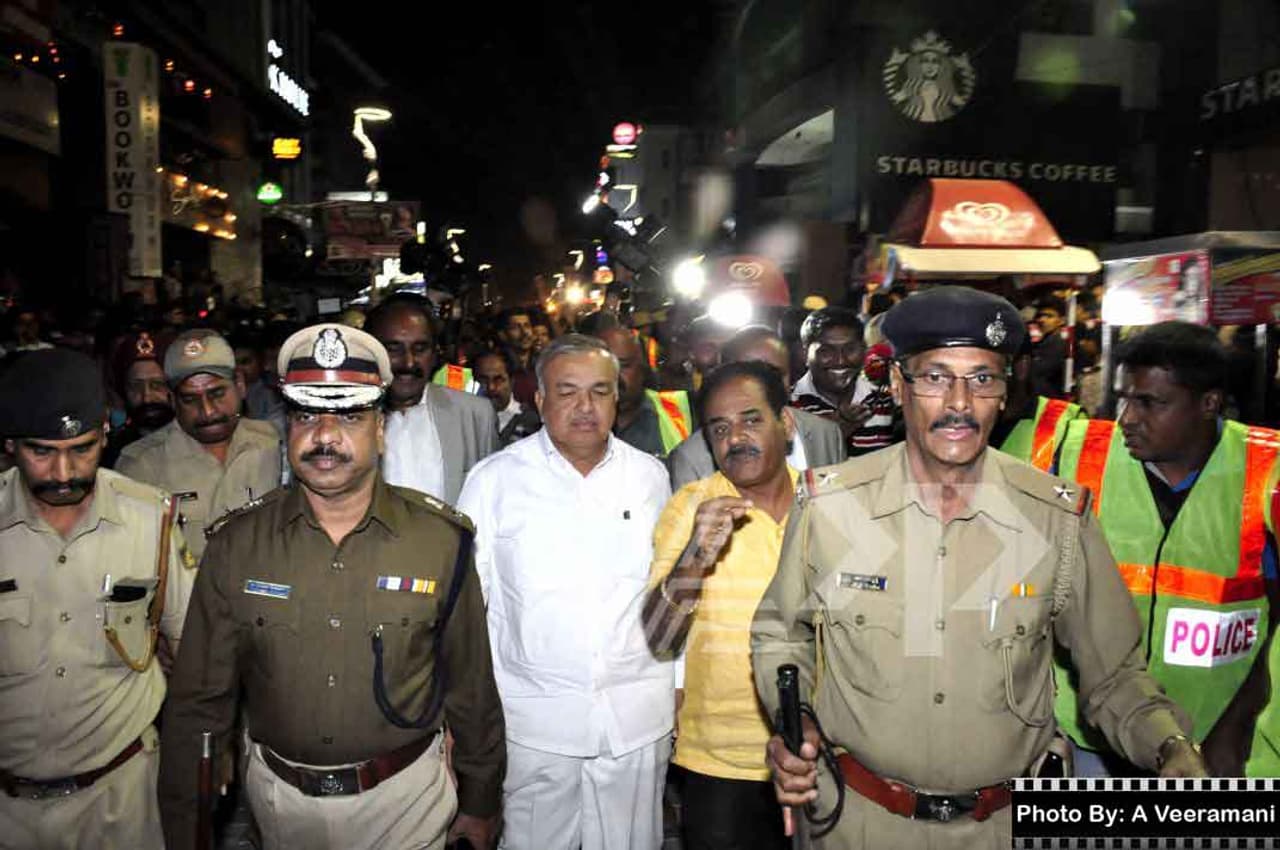 ಹೊಸ ವರ್ಷದ ಎಣ್ಣೆ ಪಾರ್ಟಿ ಭಾರಿ ಡಲ್! ಆದರೆ ಆಚರಣೆ ಹೇಗಿತ್ತೆಂದು ನೋಡಿ