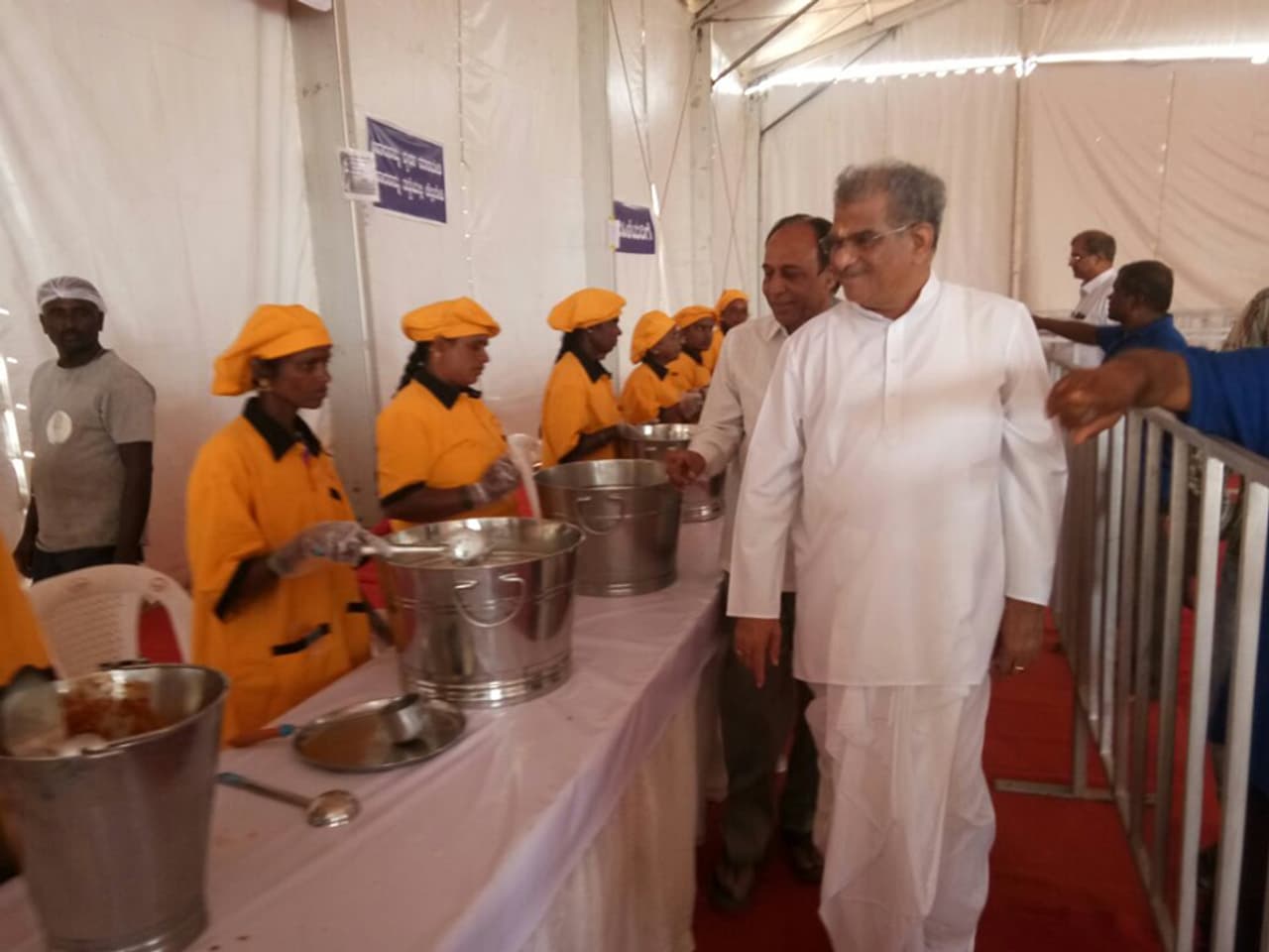 ಮಹಾ ಮಸ್ತಕಾಭಿಷೇಕದ ಭೋಜನಾಲಯಕ್ಕೆ ಡಾ.ಡಿ. ವೀರೇಂದ್ರ ಹೆಗ್ಗಡೆ ಭೇಟಿ ಮಹಾ ಮಸ್ತಕಾಭಿಷೇಕದ ಭೋಜನಾಲಯಕ್ಕೆ ಡಾ.ಡಿ. ವೀರೇಂದ್ರ ಹೆಗ್ಗಡೆ ಭೇಟಿ