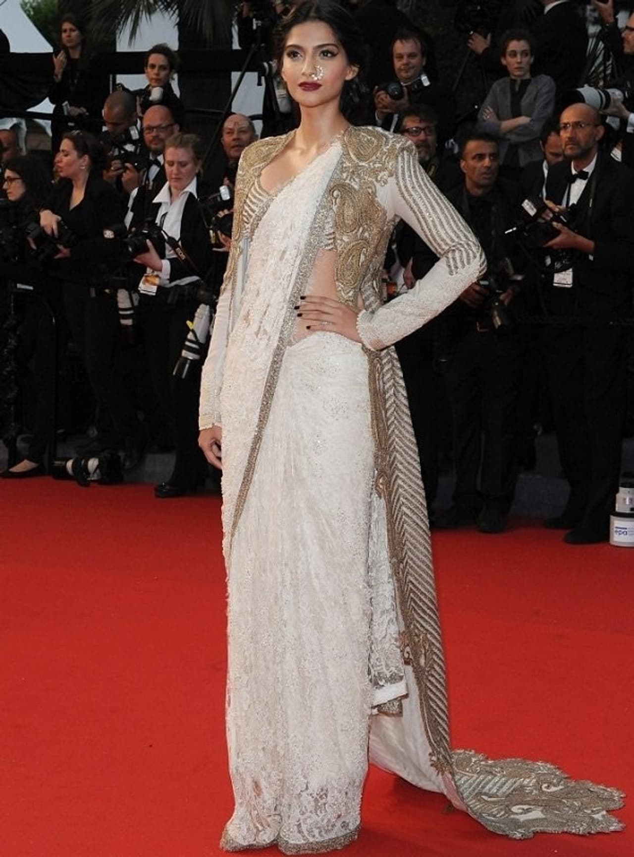 5 Times Sonam wore saree the way no one could ever imagine 5 Times Sonam wore saree the way no one could ever imagine