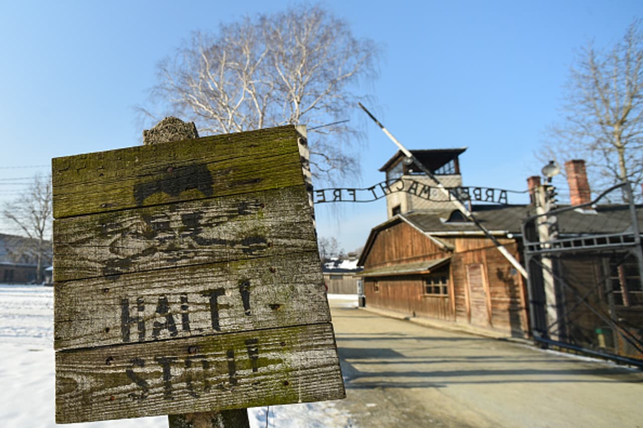 Remembering the Holocaust Remembering the Holocaust