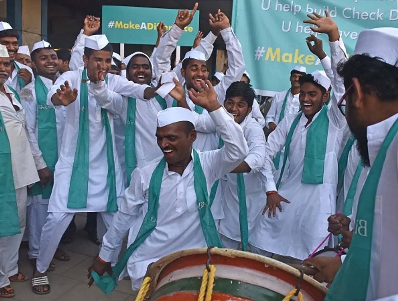 Mumbai’s Dabbawalas did a flash mob on World Water Day Mumbai’s Dabbawalas did a flash mob on World Water Day