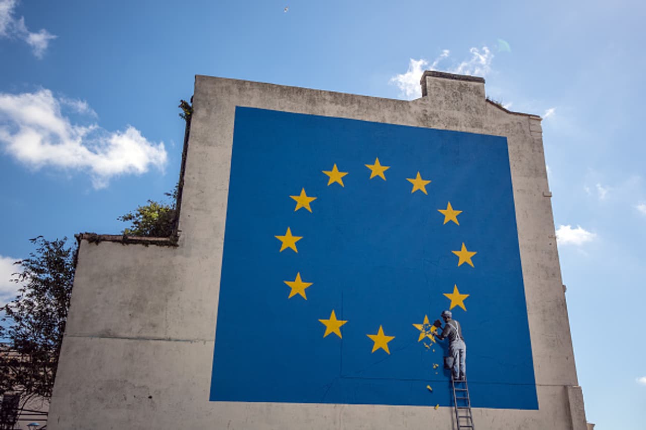 9 explosive Graffiti : From Pope kissing Trump to Brexit 9 explosive Graffiti : From Pope kissing Trump to Brexit