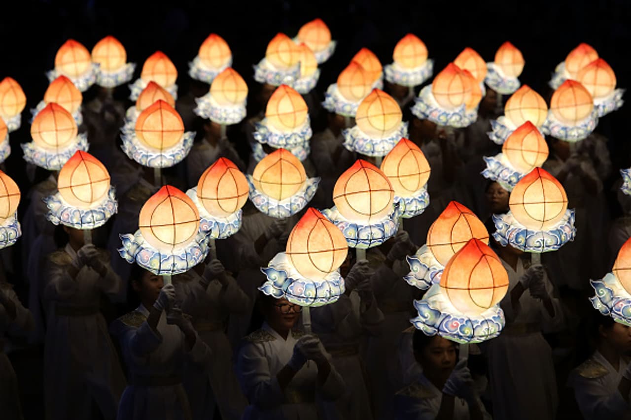 Delicately crafted lanterns adorn Seoul's streets Delicately crafted lanterns adorn Seoul's streets