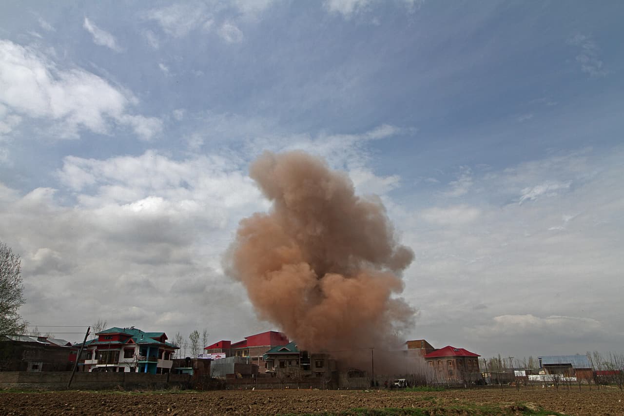 25 photos of the Army vs stone pelters war in Kashmir 25 photos of the Army vs stone pelters war in Kashmir