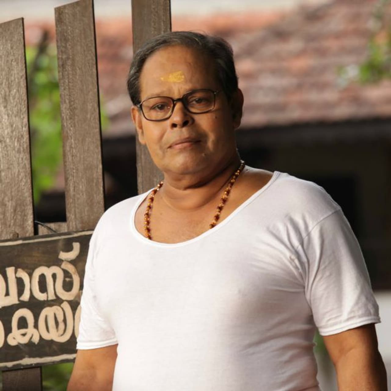 9 celebrities who fought and survived Cancer 9 celebrities who fought and survived Cancer