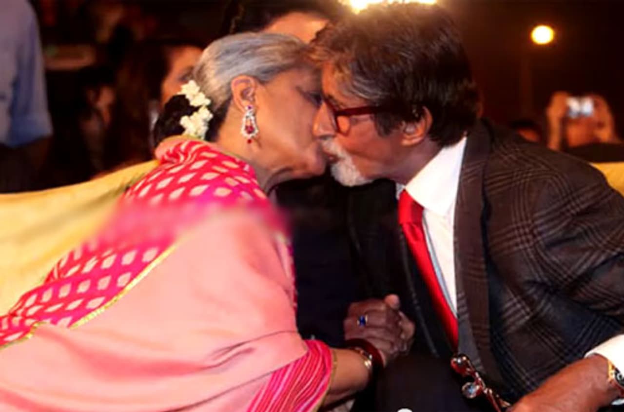 Funny and awkward kisses of you popular celebs Funny and awkward kisses of you popular celebs