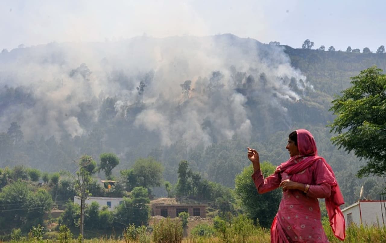 1100 evacuates, thousands affected as Pak violates ceasefire 1100 evacuates, thousands affected as Pak violates ceasefire