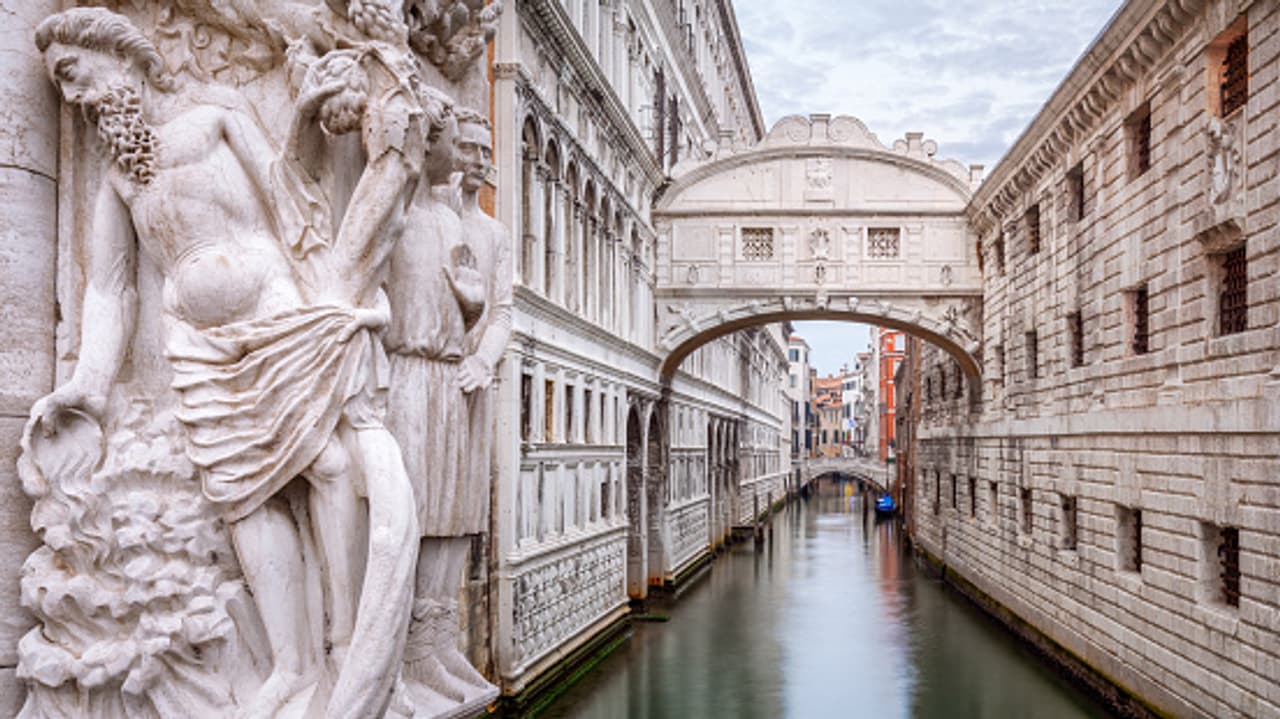 Connecting world: 16 wonder bridges that you must cross once Connecting world: 16 wonder bridges that you must cross once