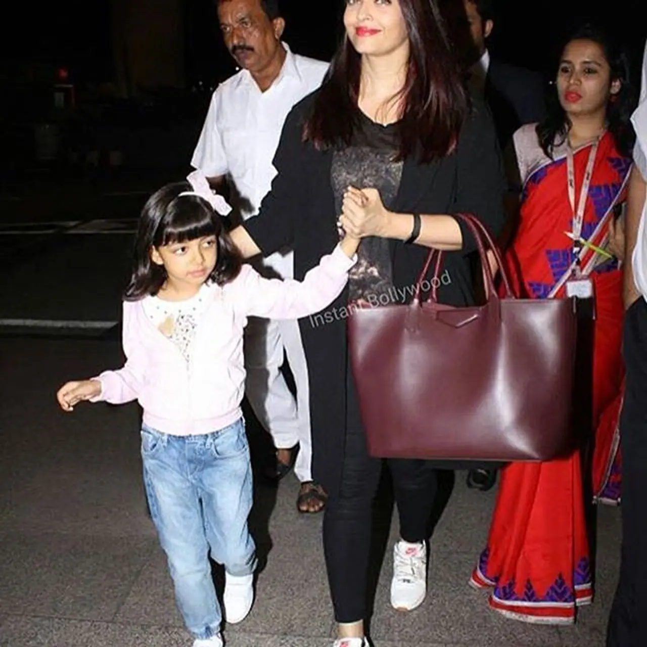 16 pictures of glam mom Aishwarya Rai with daughter Aaradhya 16 pictures of glam mom Aishwarya Rai with daughter Aaradhya