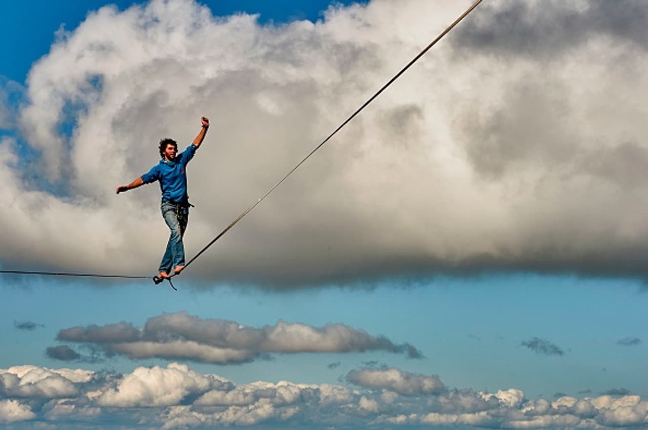 Amazing death defying photos of tight rope walkers Amazing death defying photos of tight rope walkers