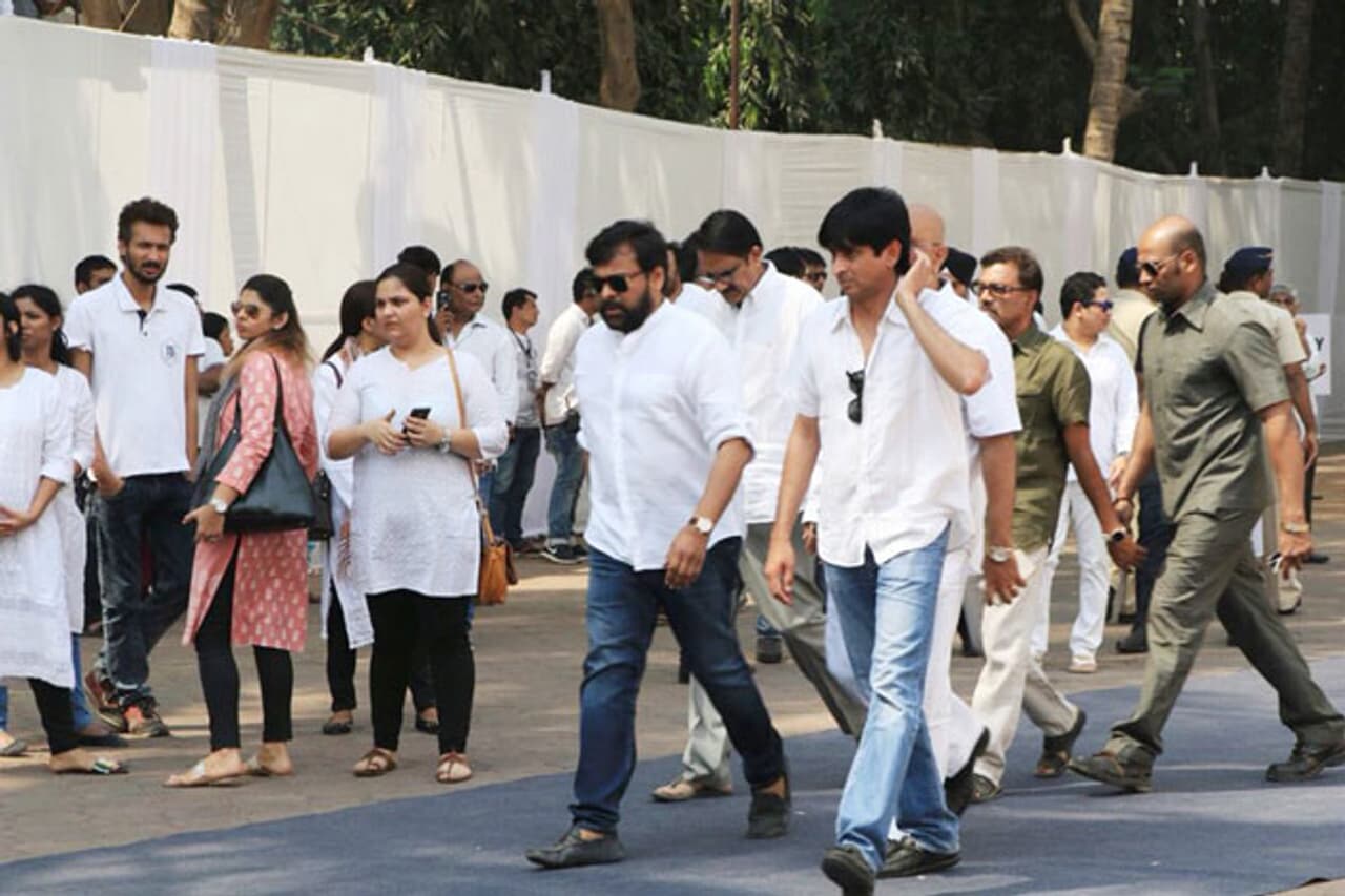 శ్రీదేవి చూడటానికి తరలివచ్చిన సినీలోకం ఫోటో గ్యాలరీ శ్రీదేవి చూడటానికి తరలివచ్చిన సినీలోకం ఫోటో గ్యాలరీ