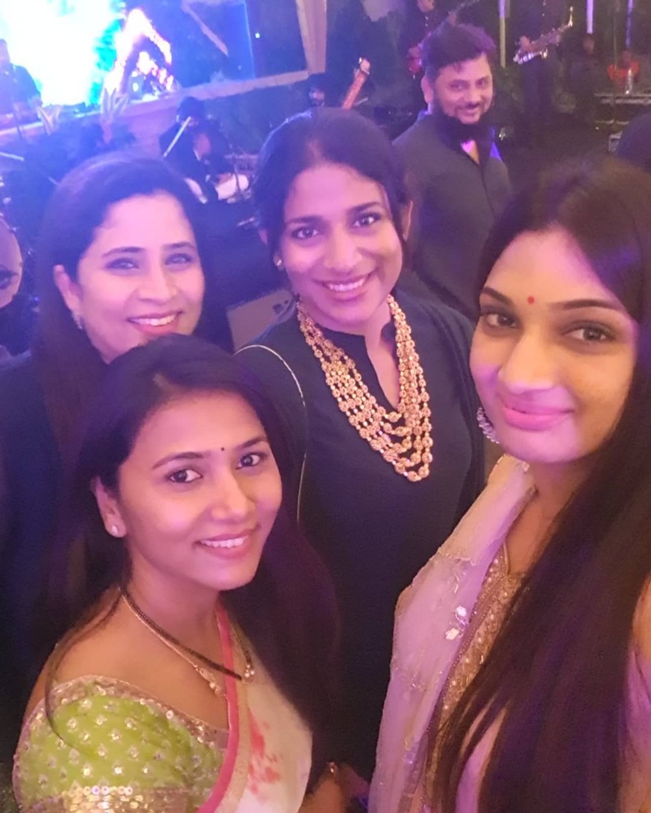 మెగాస్టార్ చిరంజీవి ఇంట్లో దీపావళి సంబరాలు మెగాస్టార్ చిరంజీవి ఇంట్లో దీపావళి సంబరాలు