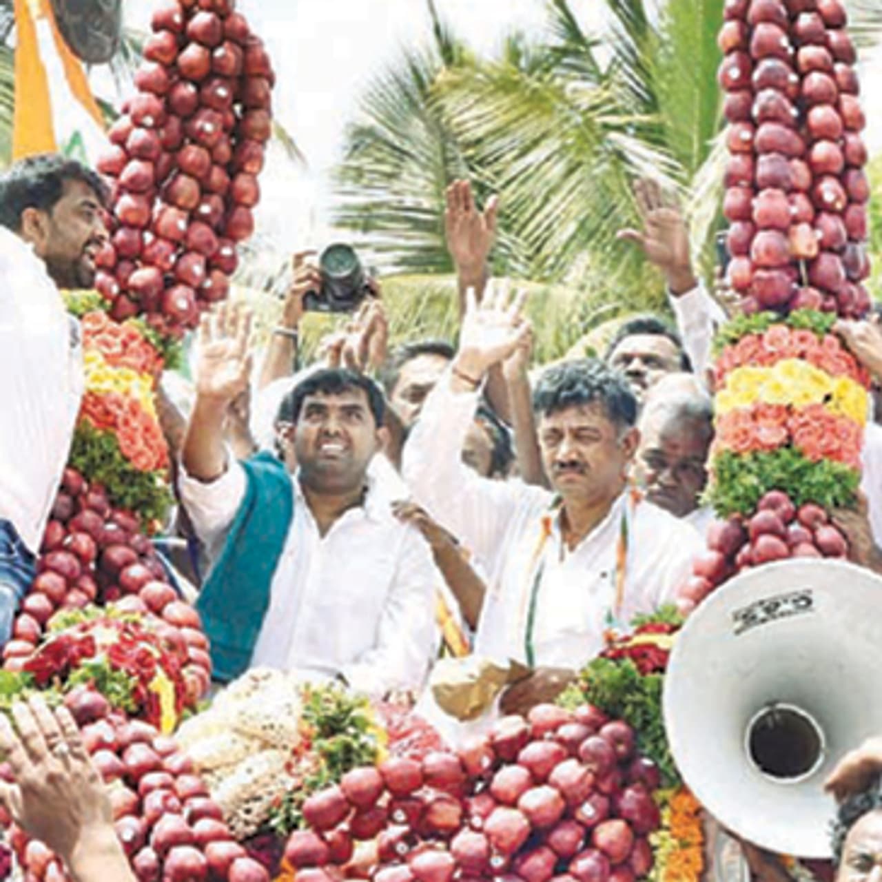 ಡಿಕೆಶಿಗೆ 300 ಕೆಜಿ ತೂಕದ ಸೇಬಿನ ಹಾರ ಅರ್ಪಣೆ! ಡಿಕೆಶಿಗೆ 300 ಕೆಜಿ ತೂಕದ ಸೇಬಿನ ಹಾರ ಅರ್ಪಣೆ!