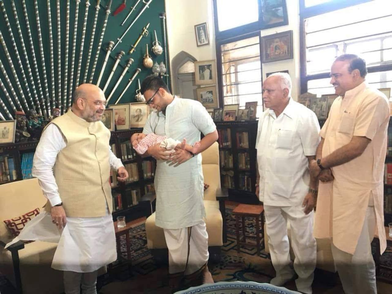 ಮೈಸೂರು ಮಹಾರಾಜರ ಪುತ್ರನೊಂದಿಗೆ ಅಮಿತ್ ಶಾ ಮೈಸೂರು ಮಹಾರಾಜರ ಪುತ್ರನೊಂದಿಗೆ ಅಮಿತ್ ಶಾ