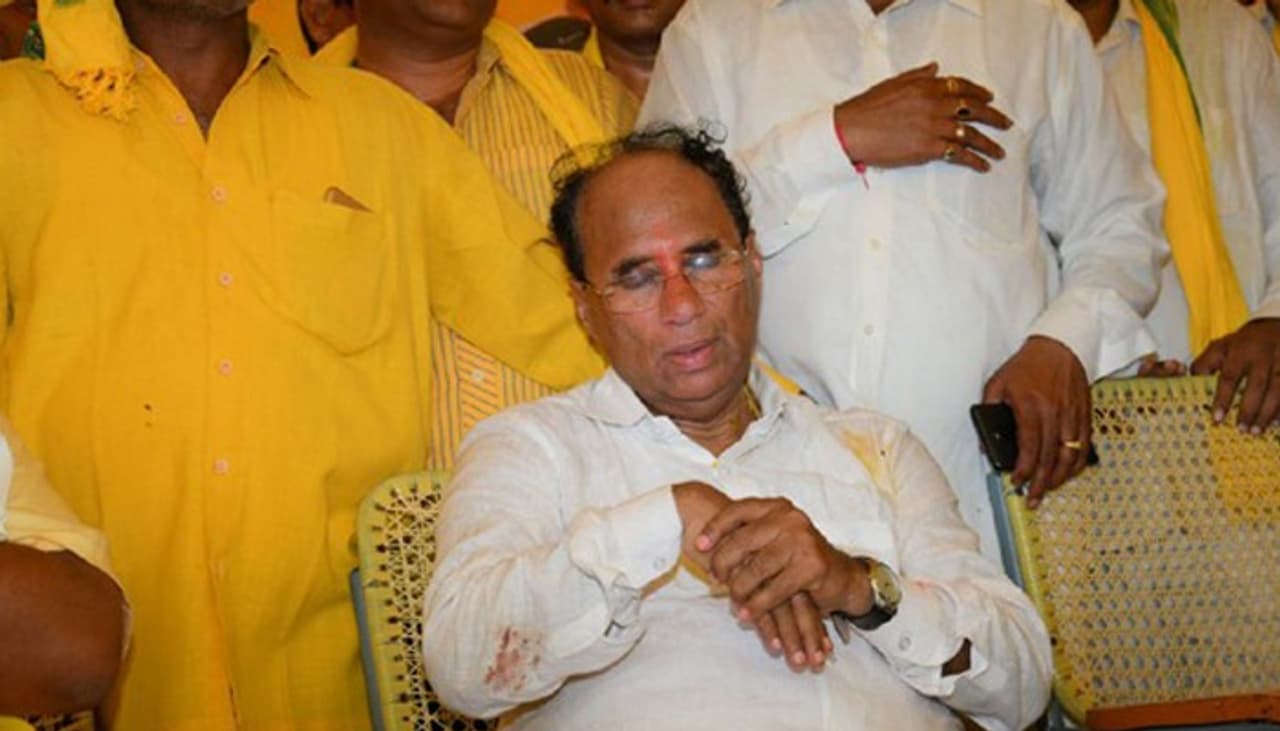 ఏపీ మాజీ అసెంబ్లీ స్పీకర్ కోడెల శివప్రసాదరావు ఆత్మహత్యకు దారి తీసిన పరిస్థితులపై పోలీసులు ఆరా తీస్తున్నారు. కోడెల శివప్రసాదరావు సోమవారం నాడు ఉదయం ఎవరెవరికి ఫోన్లు చేశారనే విషయమై పోలీసులు ఆరా తీస్తున్నారు. మరో వైపు కోడెల శివప్రసాదరావు సెల్ఫోన్ అదృశ్యం కావడంపై కూడ పోలీసులు దర్యాప్తు చేస్తున్నారు. ఏపీ మాజీ అసెంబ్లీ స్పీకర్ కోడెల శివప్రసాదరావు ఆత్మహత్యకు దారి తీసిన పరిస్థితులపై పోలీసులు ఆరా తీస్తున్నారు. కోడెల శివప్రసాదరావు సోమవారం నాడు ఉదయం ఎవరెవరికి ఫోన్లు చేశారనే విషయమై పోలీసులు ఆరా తీస్తున్నారు. మరో వైపు కోడెల శివప్రసాదరావు సెల్ఫోన్ అదృశ్యం కావడంపై కూడ పోలీసులు దర్యాప్తు చేస్తున్నారు.