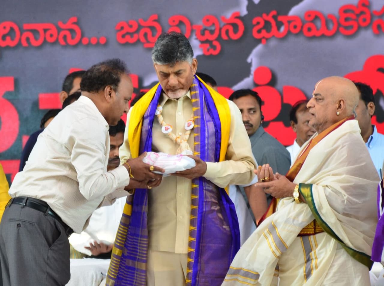 <p>ఆంధ్రప్రదేశ్ రాష్ట్రంలో బీజేపీకి చెక్ పెట్టేందుకు టీడీపీ ప్రయత్నాలు చేస్తోంది. బీజేపీ ఫార్మూలాతోనే ఆ పార్టీకి చెక్ పెట్టాలని తెలుగుదేశం ప్రయత్నిస్తోంది. బీజేపీకి ఆయువుపట్టులాంటి హిందూత్వ ఎజెండాను టీడీపీ తన భుజానికి ఎత్తుకొంది. బీజేపీని రాజకీయంగా దెబ్బతీసేందుకుగాను &nbsp;టీడీపీ ఈ ఎజెండాను ఎత్తుకొందనే రాజకీయ విశ్లేషకులు అభిప్రాయపడుతున్నారు.</p>
