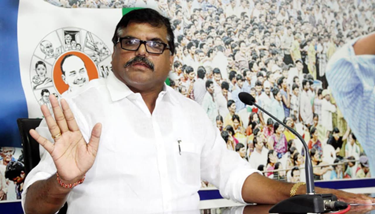 : టీడీపీ ఎంపీ తోట నర్సింహంతో వైసీపీ నేత బొత్స సత్యనారాయణ సోమవారం నాడు సమావేశమయ్యారు. ఈ ఘటన ఏపీ రాజకీయాల్లో చర్చనీయాంశంగా మారింది. అనారోగ్య కారణాలతో వచ్చే ఎన్నికల్లో తాను ఎంపీ స్థానానికి పోటీ చేయబోనని తోట నరసింహం ఇప్పటికే చంద్రబాబునాయుడును కోరారు. కానీ, తన భార్యకు జగ్గంపేట నుండి అసెంబ్లీ సీటు ఇవ్వాలని కోరారు. : టీడీపీ ఎంపీ తోట నర్సింహంతో వైసీపీ నేత బొత్స సత్యనారాయణ సోమవారం నాడు సమావేశమయ్యారు. ఈ ఘటన ఏపీ రాజకీయాల్లో చర్చనీయాంశంగా మారింది. అనారోగ్య కారణాలతో వచ్చే ఎన్నికల్లో తాను ఎంపీ స్థానానికి పోటీ చేయబోనని తోట నరసింహం ఇప్పటికే చంద్రబాబునాయుడును కోరారు. కానీ, తన భార్యకు జగ్గంపేట నుండి అసెంబ్లీ సీటు ఇవ్వాలని కోరారు.