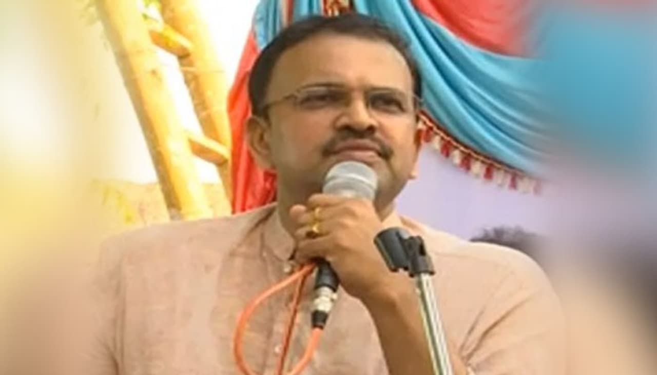 విశాఖపట్నం: సిబిఐ మాజీ జాయింట్ డైరెక్టర్ లక్ష్మినారాయణ జనసేనను వీడే అవకాశాలున్నట్లు ప్రచారం జరుగుతోంది. జనసేన అభ్యర్థిగా సిబిఐ మాజీ జెడీ లక్ష్మినారాయణ విశాఖపట్నం లోకసభ స్థానం నుంచి పోటీ చేసి ఓటమి పాలైన విషయం తెలిసిందే. అప్పటి నుంచి ఆయన జనసేనకు కాస్తా దూరంగానే ఉన్నట్లు తెలుస్తోంది.