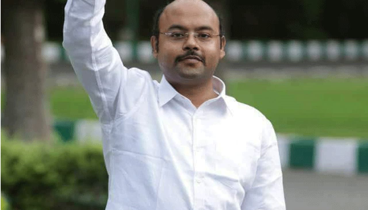 <p>Former chief minister Siddaramaiah's son and MLA Dr Yathindra Siddaramaiah tested positive for COVID 19 on Friday (August 7).<br /> </p> <p>Former chief minister Siddaramaiah's son and MLA Dr Yathindra Siddaramaiah tested positive for COVID 19 on Friday (August 7).<br /> </p>