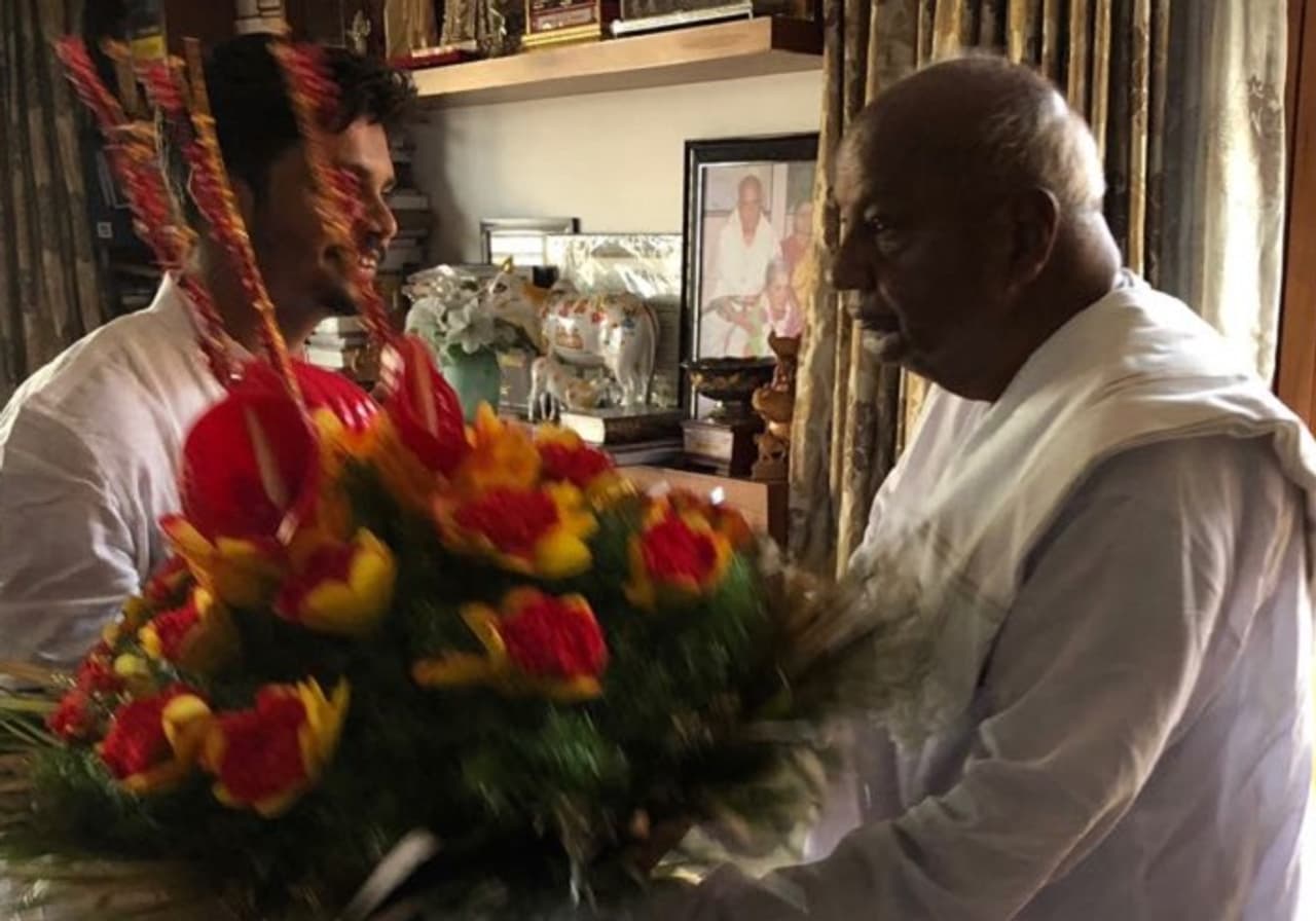 ಕಾಂಗ್ರೆಸ್ ಜೆಡಿಎಸ್ ಮೈತ್ರಿ ಸರಕಾರದ ನೇತೃತ್ವ ವಹಿಸಿಕೊಂಡಿರುವ ಎಚ್.ಡಿ.ಕುಮಾರಸ್ವಾಮಿ ರಾಜ್ಯದ 24ನೇ ಮುಖ್ಯಮಂತ್ರಿಯಾಗಿ ಮೇ 23ರಂದು ಅಧಿಕಾರ ಸ್ವೀಕರಿಸಲಿದ್ದಾರೆ. ಮಗ ರಾಜ್ಯದ ದೊರೆಯಾಗುತ್ತಿರುವ ಹಿನ್ನೆಲೆಯಲ್ಲಿ ಮಾಜಿ ಪ್ರಧಾನಿ ಎಚ್.ಡಿ.ದೇವೇಗೌಡ, ಪತ್ನಿ ಚೆನ್ನಮ್ಮ ಅವರೊಂದಿಗೆ ಕೊಪ್ಪ ತಾಲೂಕಿನ ಗೌರಿಗದ್ದೆಯ ವಿನಯ್ ಗುರೂಜಿ ಅವರಿಗೆ ಪಾದಪೂಜೆ ನೆರವೇರಿಸಿದರು. ಈ ಸಂದರ್ಭದಲ್ಲಿ ವಿಧಾನ ಪರಿಷತ್ ಸದಸ್ಯ ಶರವಣ ಹಾಜರಿದ್ದರು.