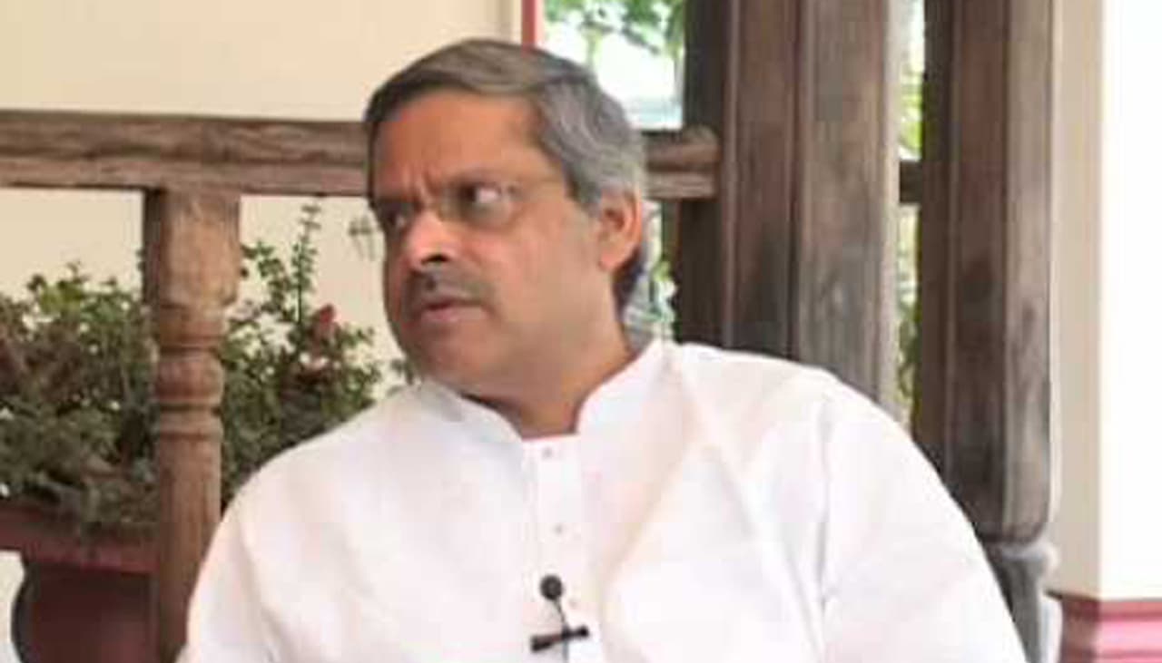 ప్రముఖ ఆంగ్ల దినపత్రికలో నిన్న ప్రచురితమైన ఒక వ్యాసం ప్రకంపనలు పుట్టిస్తోంది. ఆర్థికంగా దేశం గడ్డుపరిస్థితిని ఎదుర్కొంటోందని, ప్రభుత్వం దాన్ని పరిష్కరించకుండా కనీసం ఆర్ధిక పరిస్థితి బాగాలేదని ఒప్పుకోవడానికి కూడా సిద్ధంగా లేదనేది ఈ వ్యాసం సారాంశం. ఇలా దేశ ఆర్ధిక పరిస్థితిని గురించి ఆర్ధిక శాస్త్రంలో నోబెల్ అందుకున్న అమర్త్య సేన్ నుండి మొదలు ఎందరో ఆర్థికవేత్తలు మాట్లాడుతూనే ఉన్నారు, మనం రోజు చూస్తూనే ఉన్నాం. మరి కేవలం ఈ వ్యాసమే ఎందుకింత హైలైట్ అయ్యింది? ప్రముఖ ఆంగ్ల దినపత్రికలో నిన్న ప్రచురితమైన ఒక వ్యాసం ప్రకంపనలు పుట్టిస్తోంది. ఆర్థికంగా దేశం గడ్డుపరిస్థితిని ఎదుర్కొంటోందని, ప్రభుత్వం దాన్ని పరిష్కరించకుండా కనీసం ఆర్ధిక పరిస్థితి బాగాలేదని ఒప్పుకోవడానికి కూడా సిద్ధంగా లేదనేది ఈ వ్యాసం సారాంశం. ఇలా దేశ ఆర్ధిక పరిస్థితిని గురించి ఆర్ధిక శాస్త్రంలో నోబెల్ అందుకున్న అమర్త్య సేన్ నుండి మొదలు ఎందరో ఆర్థికవేత్తలు మాట్లాడుతూనే ఉన్నారు, మనం రోజు చూస్తూనే ఉన్నాం. మరి కేవలం ఈ వ్యాసమే ఎందుకింత హైలైట్ అయ్యింది?