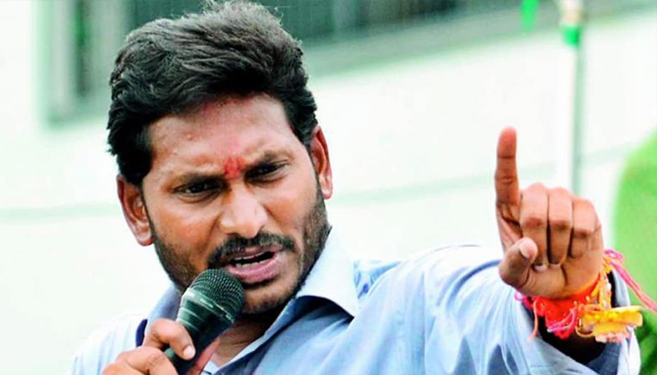 ఎన్నికలు సమీపిస్తున్న తరుణంలో ఏపీలో రాజకీయాలు శరవేగంగా మారుతున్నాయి. రాజకీయ భవిష్యత్ కోసం స్తబ్ధుగా ఉన్న పార్టీ నేతలు గోడలు దూకేందుకు రెడీ అవుతున్నారు. వారితోపాటు కొంతమంది టికెట్ల సర్దుబాటు నేపథ్యంలో పార్టీలు జంప్ చేస్తున్నారు. దీంతో ఏపీ రాజకీయాలు రంజుగా ఉన్నాయి. ఎన్నికలు సమీపిస్తున్న తరుణంలో ఏపీలో రాజకీయాలు శరవేగంగా మారుతున్నాయి. రాజకీయ భవిష్యత్ కోసం స్తబ్ధుగా ఉన్న పార్టీ నేతలు గోడలు దూకేందుకు రెడీ అవుతున్నారు. వారితోపాటు కొంతమంది టికెట్ల సర్దుబాటు నేపథ్యంలో పార్టీలు జంప్ చేస్తున్నారు. దీంతో ఏపీ రాజకీయాలు రంజుగా ఉన్నాయి.