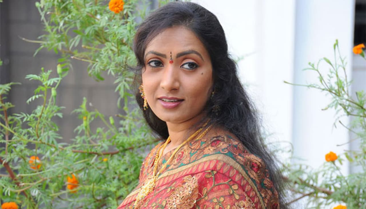 సీనియర్ నరేష్ భార్య పాత్ర చేసిన ఆమని ఆ మూవీలో ఆయనతో లిప్ లాక్ సన్నివేశంలో నటించారు. ఈ విషయంపై తాజా ఇంటర్వ్యూలో ఆమని స్పందించారు.