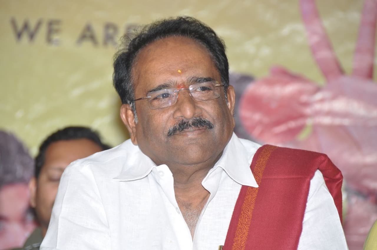 సీనియర్ రచయిత పరుచూరి గోపాలకృష్ణ తన పరుచూరి పలుకులు ప్రోగ్రాంలో జూనియర్ ఎన్టీఆర్ కి సంబందించిన ఒక సందర్భాన్ని గుర్తు చేసుకున్నారు. నరసింహుడు ప్లాప్ అవ్వగానే రెమ్యునరేషన్ విషయంలో ఒక సలహా ఇస్తే జూనియర్ అందుకు ఒప్పుకోలేదని వివరణ ఇచ్చారు. సీనియర్ రచయిత పరుచూరి గోపాలకృష్ణ తన పరుచూరి పలుకులు ప్రోగ్రాంలో జూనియర్ ఎన్టీఆర్ కి సంబందించిన ఒక సందర్భాన్ని గుర్తు చేసుకున్నారు. నరసింహుడు ప్లాప్ అవ్వగానే రెమ్యునరేషన్ విషయంలో ఒక సలహా ఇస్తే జూనియర్ అందుకు ఒప్పుకోలేదని వివరణ ఇచ్చారు.