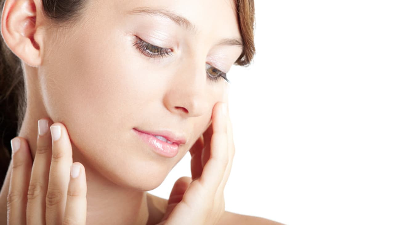 <p>ಕಣ್ಣಿನ ಕೆಳಭಾಗದ ಕಪ್ಪು ಕಲೆಗಳಿದ್ದರೆ, ಆಲೂಗಡ್ಡೆಯ ರಸವನ್ನು ಅದರ ಮೇಲೆ ಹಚ್ಚಿ ಹದಿನೈದು ನಿಮಿಷ ಬಿಟ್ಟು ಉಗುರು ಬಿಸಿ ನೀರಿನಿಂದ ತೊಳೆದರೆ, ಕಲೆಗಳು ಹೋಗುತ್ತವೆ.</p> <p>ಕಣ್ಣಿನ ಕೆಳಭಾಗದ ಕಪ್ಪು ಕಲೆಗಳಿದ್ದರೆ, ಆಲೂಗಡ್ಡೆಯ ರಸವನ್ನು ಅದರ ಮೇಲೆ ಹಚ್ಚಿ ಹದಿನೈದು ನಿಮಿಷ ಬಿಟ್ಟು ಉಗುರು ಬಿಸಿ ನೀರಿನಿಂದ ತೊಳೆದರೆ, ಕಲೆಗಳು ಹೋಗುತ್ತವೆ.</p>