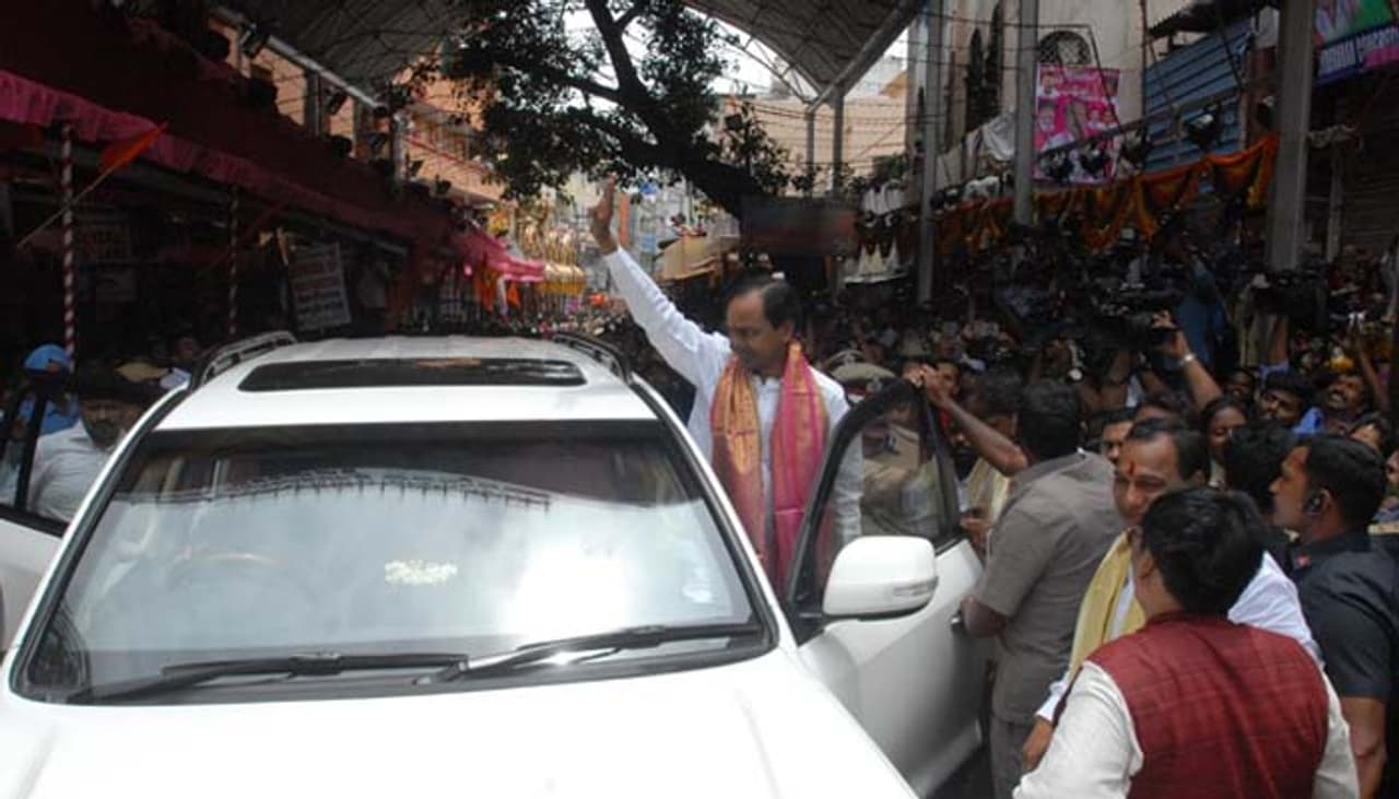 ఉజ్జయిని మహంకాళీని దర్శించుకున్న ముఖ్యమంత్రి కేసీఆర్ కుటుంబం (ఫోటోలు) ఉజ్జయిని మహంకాళీని దర్శించుకున్న ముఖ్యమంత్రి కేసీఆర్ కుటుంబం (ఫోటోలు)