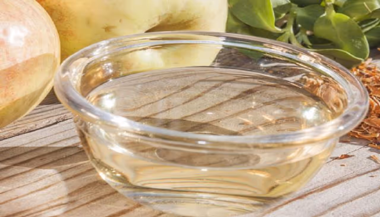 <p style="text align: justify;"><strong>ಬಿಳಿ ವಿನೆಗರ್: </strong>ಅಸಿಟಿಕ್ ಆಮ್ಲ ಮತ್ತು ನೀರಿನಿಂದ ತಯಾರಿಸಲ್ಪಟ್ಟ ಬಿಳಿ ವಿನೆಗರ್ ಪವರ್ ಕ್ಲೀನರ್ ಆಗಿದೆ. ಇದು ಜಿಡ್ಡಿನ ಮತ್ತು ಮೊಂಡುತನದ ಕೊಳೆಯನ್ನು ಸುಲಭವಾಗಿ ಇನ್ನಿಲ್ಲದಂತೆ ಮಾಡುತ್ತದೆ. ಇದರಲ್ಲಿ ಆಮ್ಲೀಯತೆ ಅಧಿಕವಾಗಿರುವುದರಿಂದ, ಇದು ಮೇಲ್ಮೈ ಬ್ಯಾಕ್ಟೀರಿಯಾವನ್ನು ಸುಲಭವಾಗಿ ತೆಗೆದುಹಾಕುತ್ತದೆ. </p> <p style="text align: justify;"><strong>ಬಿಳಿ ವಿನೆಗರ್: </strong>ಅಸಿಟಿಕ್ ಆಮ್ಲ ಮತ್ತು ನೀರಿನಿಂದ ತಯಾರಿಸಲ್ಪಟ್ಟ ಬಿಳಿ ವಿನೆಗರ್ ಪವರ್ ಕ್ಲೀನರ್ ಆಗಿದೆ. ಇದು ಜಿಡ್ಡಿನ ಮತ್ತು ಮೊಂಡುತನದ ಕೊಳೆಯನ್ನು ಸುಲಭವಾಗಿ ಇನ್ನಿಲ್ಲದಂತೆ ಮಾಡುತ್ತದೆ. ಇದರಲ್ಲಿ ಆಮ್ಲೀಯತೆ ಅಧಿಕವಾಗಿರುವುದರಿಂದ, ಇದು ಮೇಲ್ಮೈ ಬ್ಯಾಕ್ಟೀರಿಯಾವನ್ನು ಸುಲಭವಾಗಿ ತೆಗೆದುಹಾಕುತ್ತದೆ. </p>