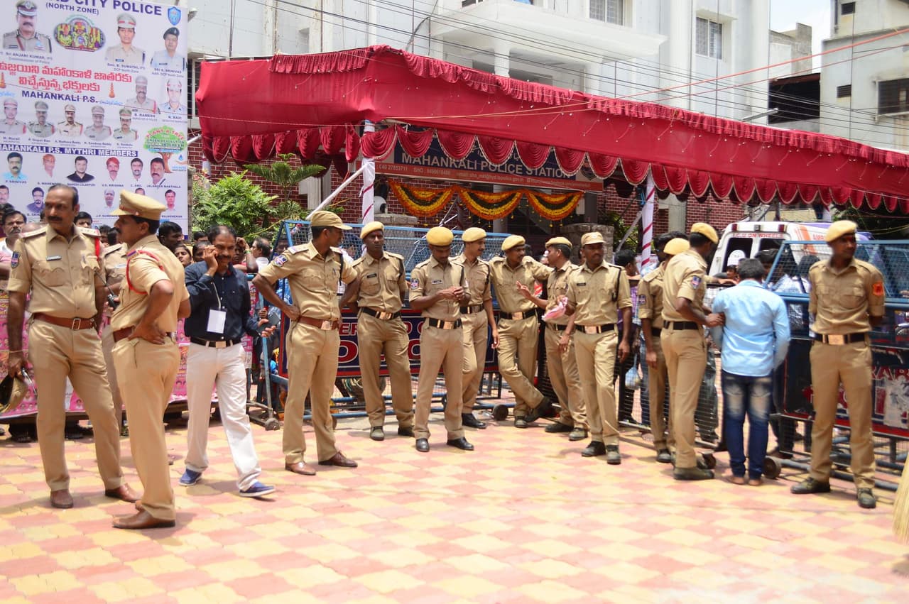 <p>హైదరాబాద్: ప్రతి ఏడాది ఆషాడమాసంలో తెలంగాణ రాజధాని హైదరాబాద్ లో బోనాల సందడి వుండేది. కానీ కరోనా కారణంగా ఈ ఏడాది ఎలాంటి హడావుడి లేకుండా బోనాల పండగ సాగుతోంది. ప్రభుత్వ ఆదేశాల మేరకు నగరవాసులు ఇంట్లోనే కేవలం కుటుంబసభ్యులతో కలిసి బోనాల పండగా జరుపుకుంటున్నారు. </p> <p>హైదరాబాద్: ప్రతి ఏడాది ఆషాడమాసంలో తెలంగాణ రాజధాని హైదరాబాద్ లో బోనాల సందడి వుండేది. కానీ కరోనా కారణంగా ఈ ఏడాది ఎలాంటి హడావుడి లేకుండా బోనాల పండగ సాగుతోంది. ప్రభుత్వ ఆదేశాల మేరకు నగరవాసులు ఇంట్లోనే కేవలం కుటుంబసభ్యులతో కలిసి బోనాల పండగా జరుపుకుంటున్నారు. </p>