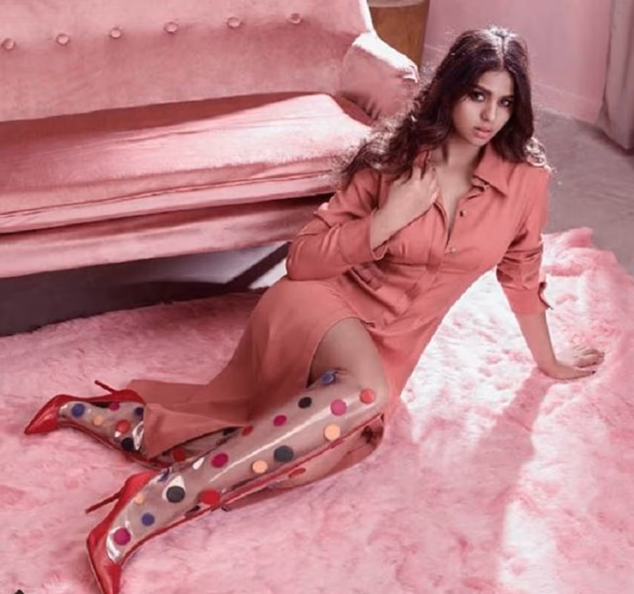 सोशल मीडिया पर सुहाना खान अपने कपड़ो को लेकर अक्सर ट्रोल की जाती हैं। अभी हाल ही में डिप नेक टॉप पहनने को लेकर वह काफी सुर्खियों में आई थी। सोशल मीडिया पर सुहाना खान अपने कपड़ो को लेकर अक्सर ट्रोल की जाती हैं। अभी हाल ही में डिप नेक टॉप पहनने को लेकर वह काफी सुर्खियों में आई थी।