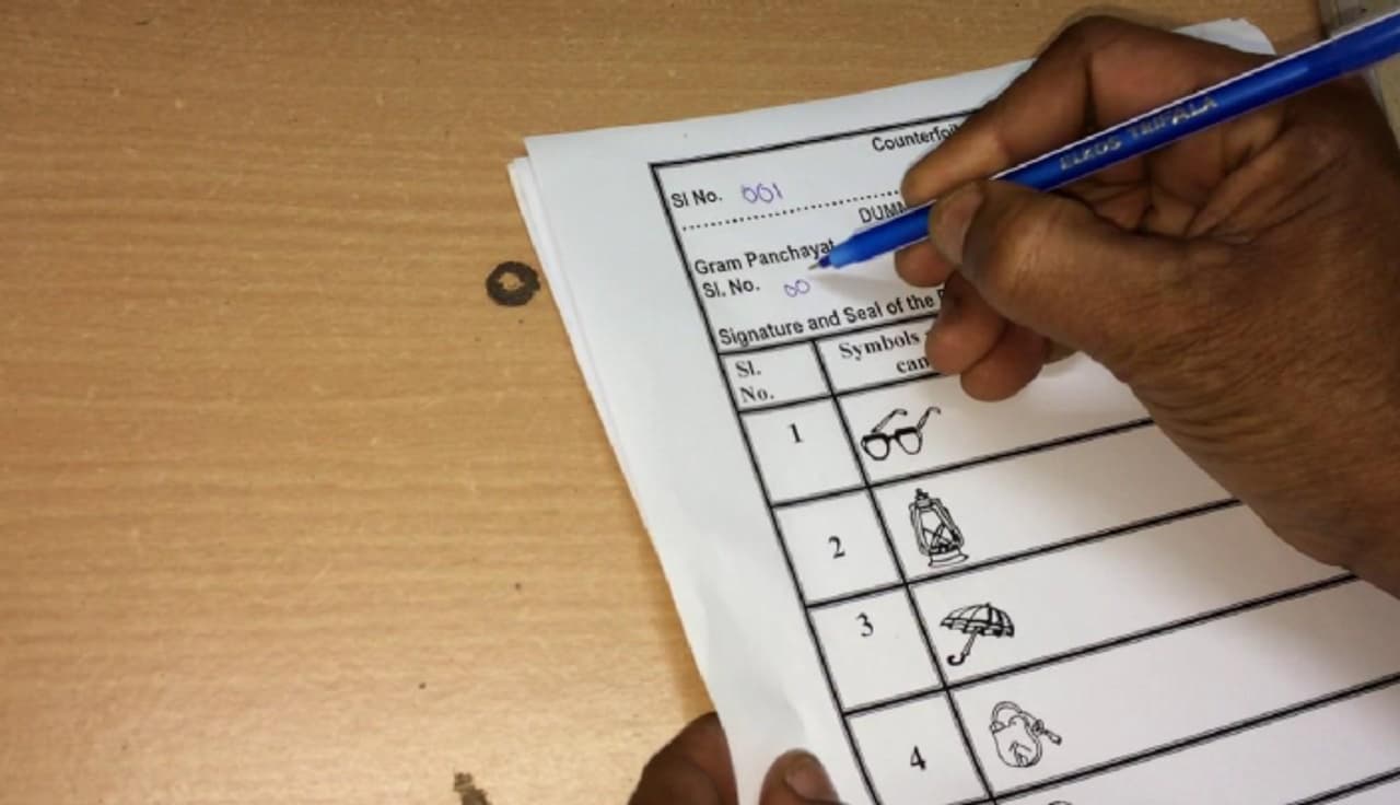 <p>నల్గొండ, ఖమ్మం, వరంగల్ పట్టభద్రుల ఎమ్మెల్సీ స్థానం నుండి పోటీ చేయడానికి బీజేపీ నేతలు తీవ్రంగా పోటీ పడుతున్నారు. వచ్చే ఏడాది ఫిబ్రవరిలో రాష్ట్రంలోని రెండు పట్టభద్రుల ఎమ్మెల్సీ స్థానాలకు ఎన్నికలు జరగనున్నాయి.</p>