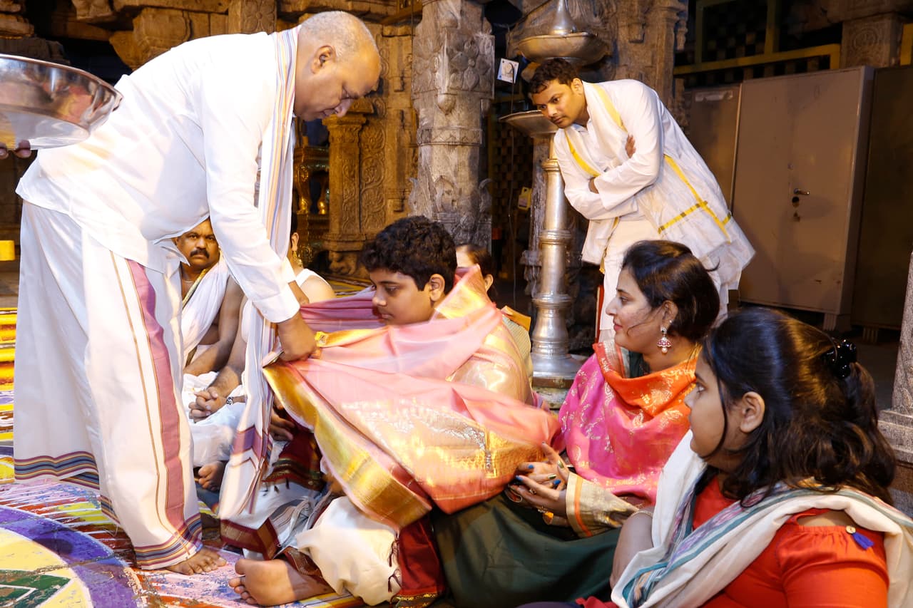 TS CM's FAMILY MEMBERS OFFERS PRAYERS IN TIRUMALA TEMPLE TS CM's FAMILY MEMBERS OFFERS PRAYERS IN TIRUMALA TEMPLE