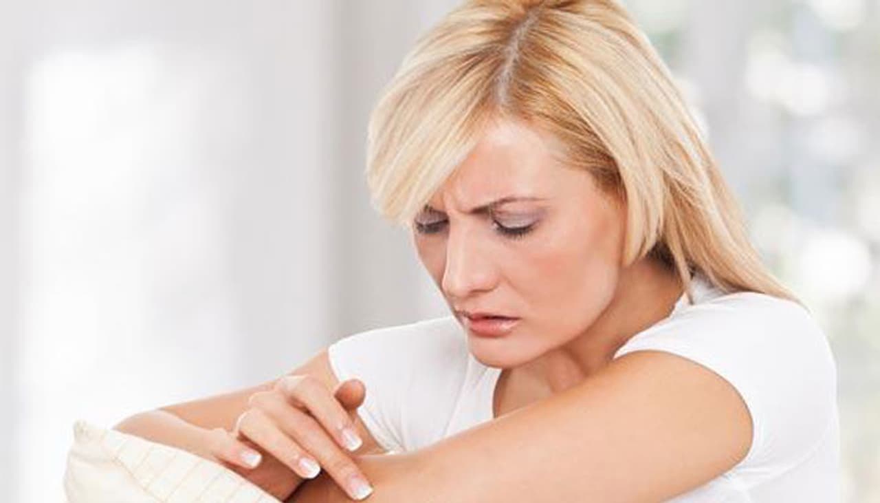 <p>ಎಣ್ಣೆಯಚರ್ಮದಿಂದ ಚರ್ಮವನ್ನು ಶಪಿಸುವುದನ್ನು ಬಹುತೇಕ ಜನರು ನಿಲ್ಲಿಸಲಾರರು. ಆದರೆ ಒಣ ಚರ್ಮ ಹೊಂದಿರುವವರು ಇದಕ್ಕೆ ಹೊರತಲ್ಲ. ಒಣಚರ್ಮ ಮತ್ತು ಒರಟಾದ ಚರ್ಮವು ಟನ್ ನಷ್ಟು ಮಾಯಿಶ್ಚರೈಸರ್ ಹಚ್ಚಿದ ನಂತರವೂ ಸಹ ಹೋಗುವುದಿಲ್ಲ. ಇದು ಹಲವರಲ್ಲಿ ಸಾಮಾನ್ಯವಾಗಿ ಕಂಡು ಬರುವ ಸಮಸ್ಯೆ. ಚರ್ಮದ ವಿನ್ಯಾಸವನ್ನು ಸುಧಾರಿಸಲು ಆಳವಾದ ಮಾಯಿಶ್ಚರೈಸೇಶನ್, ಎಕ್ಸ್ ಫೋಲಿಯೇಶನ್ ಮತ್ತು ಟೋನಿಂಗ್ ಗಳು ಮುಖ್ಯವೆಂದು ಜನರು ಸಾಮಾನ್ಯವಾಗಿ ಭಾವಿಸುತ್ತಾರೆ, ಆದರೆ ಇದು ಒಣ ಚರ್ಮದ ಸಮಸ್ಯೆಯಲ್ಲ. ಈ ರೀತಿಯ ಚರ್ಮಕ್ಕೆ ಹೆಚ್ಚಿನ ಆರೈಕೆ ಯ ಅಗತ್ಯವಿದೆ. ಆದ್ದರಿಂದ, ಒಣ ಚರ್ಮದ ಸಮಸ್ಯೆಗಳನ್ನು ನಿವಾರಿಸಲು ನೆರವಾಗುವ ಫೇಸ್ ಪ್ಯಾಕ್ ಗಳ ಕೆಲವು ಅದ್ಭುತ ರೆಸಿಪಿಗಳನ್ನು ನಾವಿಲ್ಲಿ ನೀಡಿದ್ದೇವೆ. </p> <p>ಎಣ್ಣೆಯಚರ್ಮದಿಂದ ಚರ್ಮವನ್ನು ಶಪಿಸುವುದನ್ನು ಬಹುತೇಕ ಜನರು ನಿಲ್ಲಿಸಲಾರರು. ಆದರೆ ಒಣ ಚರ್ಮ ಹೊಂದಿರುವವರು ಇದಕ್ಕೆ ಹೊರತಲ್ಲ. ಒಣಚರ್ಮ ಮತ್ತು ಒರಟಾದ ಚರ್ಮವು ಟನ್ ನಷ್ಟು ಮಾಯಿಶ್ಚರೈಸರ್ ಹಚ್ಚಿದ ನಂತರವೂ ಸಹ ಹೋಗುವುದಿಲ್ಲ. ಇದು ಹಲವರಲ್ಲಿ ಸಾಮಾನ್ಯವಾಗಿ ಕಂಡು ಬರುವ ಸಮಸ್ಯೆ. ಚರ್ಮದ ವಿನ್ಯಾಸವನ್ನು ಸುಧಾರಿಸಲು ಆಳವಾದ ಮಾಯಿಶ್ಚರೈಸೇಶನ್, ಎಕ್ಸ್ ಫೋಲಿಯೇಶನ್ ಮತ್ತು ಟೋನಿಂಗ್ ಗಳು ಮುಖ್ಯವೆಂದು ಜನರು ಸಾಮಾನ್ಯವಾಗಿ ಭಾವಿಸುತ್ತಾರೆ, ಆದರೆ ಇದು ಒಣ ಚರ್ಮದ ಸಮಸ್ಯೆಯಲ್ಲ. ಈ ರೀತಿಯ ಚರ್ಮಕ್ಕೆ ಹೆಚ್ಚಿನ ಆರೈಕೆ ಯ ಅಗತ್ಯವಿದೆ. ಆದ್ದರಿಂದ, ಒಣ ಚರ್ಮದ ಸಮಸ್ಯೆಗಳನ್ನು ನಿವಾರಿಸಲು ನೆರವಾಗುವ ಫೇಸ್ ಪ್ಯಾಕ್ ಗಳ ಕೆಲವು ಅದ್ಭುತ ರೆಸಿಪಿಗಳನ್ನು ನಾವಿಲ್ಲಿ ನೀಡಿದ್ದೇವೆ. </p>