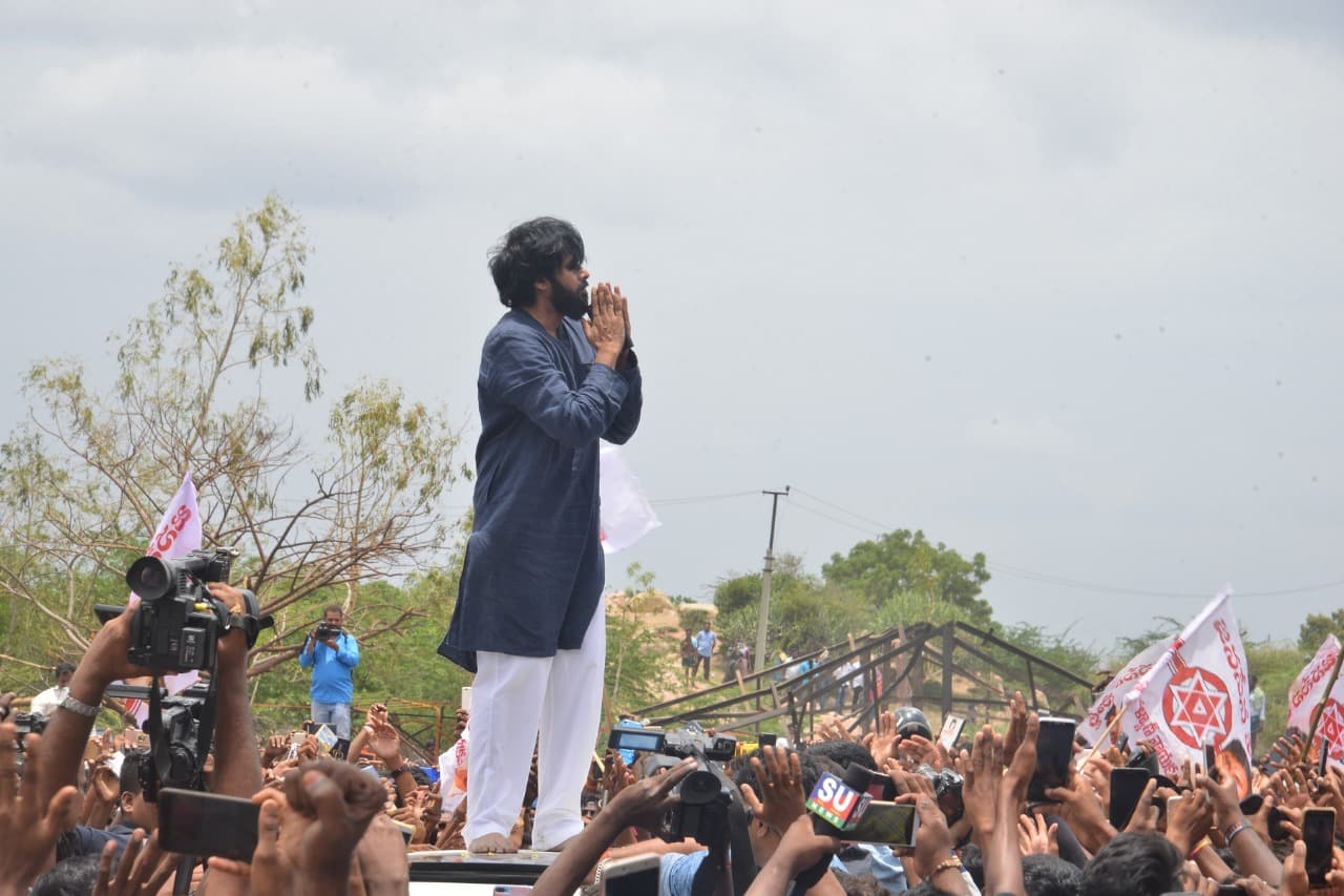 హత్తిబెళగల్ గ్రామాన్ని సందర్శించిన జనసేన అధ్యక్షులు పవన్ కళ్యాణ్ హత్తిబెళగల్ గ్రామాన్ని సందర్శించిన జనసేన అధ్యక్షులు పవన్ కళ్యాణ్