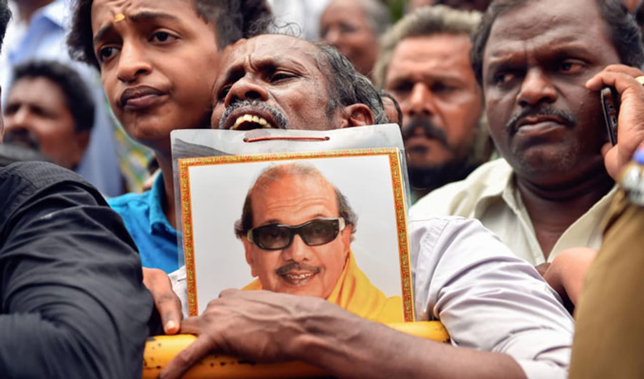 డీఎంకే అధినేత కరుణానిధి చికిత్స పొందుతున్న కావేరి ఆస్పత్రి వద్ద పార్టీ శ్రేణుల ఆవేదన ఫోటోలు డీఎంకే అధినేత కరుణానిధి చికిత్స పొందుతున్న కావేరి ఆస్పత్రి వద్ద పార్టీ శ్రేణుల ఆవేదన ఫోటోలు