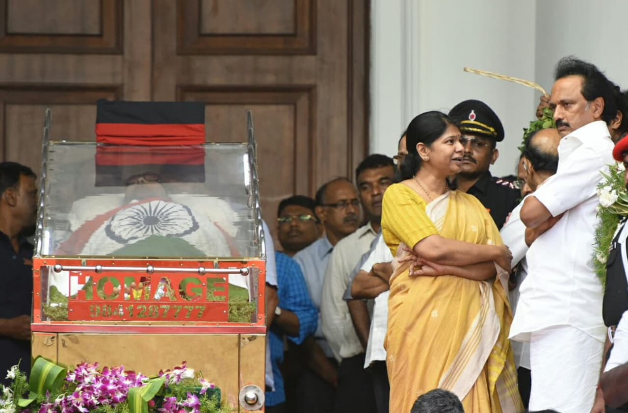 ಅಪ್ಪನ ಪಾರ್ಥೀವ ಶರೀರದ ಮುಂದೆ ಮಕ್ಕಳಾದ ಕನಿಮೋಳಿ, ಸ್ಟಾಲಿನ್. ಅಪ್ಪನ ಪಾರ್ಥೀವ ಶರೀರದ ಮುಂದೆ ಮಕ್ಕಳಾದ ಕನಿಮೋಳಿ, ಸ್ಟಾಲಿನ್.