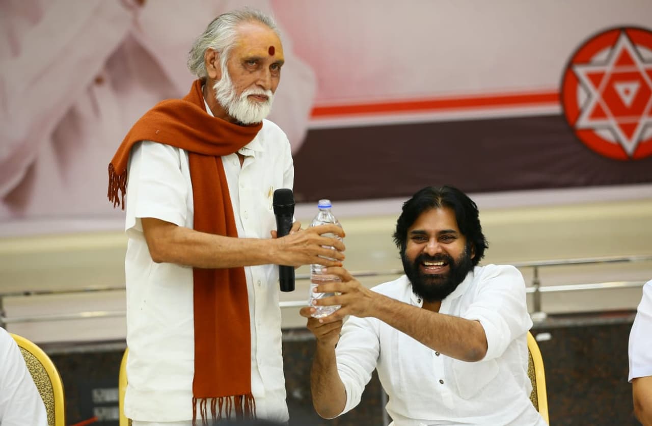 బీసి, బ్రాహ్మణ సంఘాల సమావేశంలో పవన్ కళ్యాణ్ బీసి, బ్రాహ్మణ సంఘాల సమావేశంలో పవన్ కళ్యాణ్