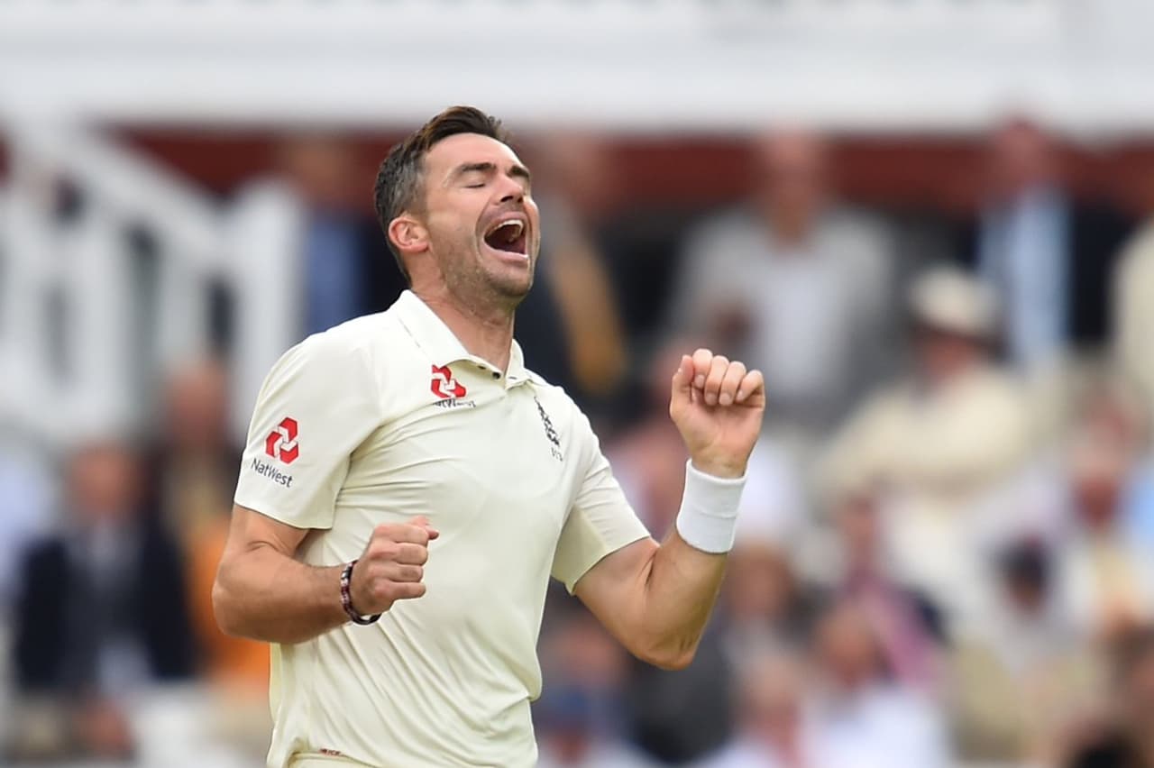 <p>2003ம் ஆண்டு இங்கிலாந்து டெஸ்ட் அணியில் அறிமுகமான ஃபாஸ்ட் பவுலர் ஜேம்ஸ் ஆண்டர்சன், இன்னும் டெஸ்ட் கிரிக்கெட்டில் ஆடிவருகிறார். 38 வயதான போதிலும், இந்த வயதிலும், உலகின் சிறந்த பேட்டிங் ஆர்டர்கள் பலவற்றை தனது ஃபாஸ்ட் பவுலிங்கால் சரித்துவருகிறார் ஆண்டர்சன்.</p> <p>2003ம் ஆண்டு இங்கிலாந்து டெஸ்ட் அணியில் அறிமுகமான ஃபாஸ்ட் பவுலர் ஜேம்ஸ் ஆண்டர்சன், இன்னும் டெஸ்ட் கிரிக்கெட்டில் ஆடிவருகிறார். 38 வயதான போதிலும், இந்த வயதிலும், உலகின் சிறந்த பேட்டிங் ஆர்டர்கள் பலவற்றை தனது ஃபாஸ்ட் பவுலிங்கால் சரித்துவருகிறார் ஆண்டர்சன்.</p>