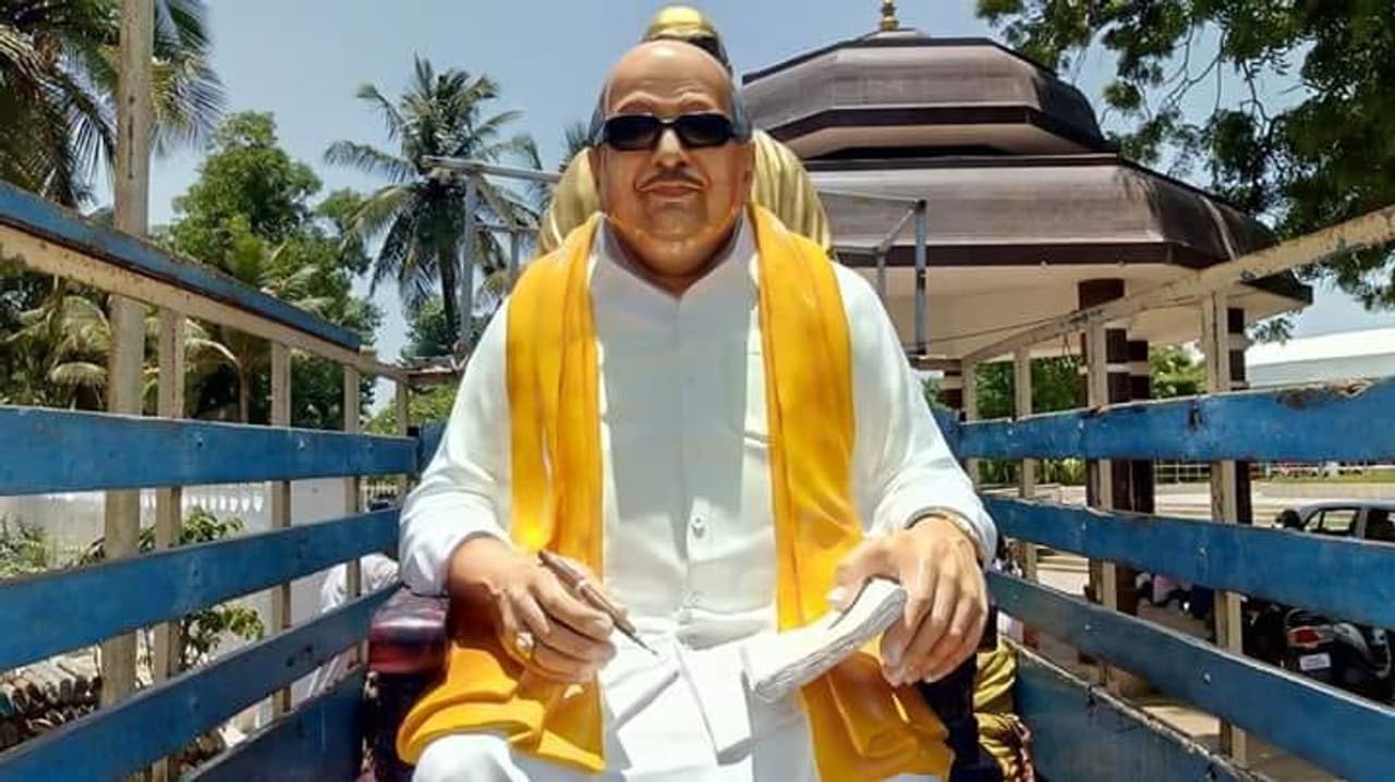 DMK supporters feeling so happy for kalaignar statue DMK supporters feeling so happy for kalaignar statue
