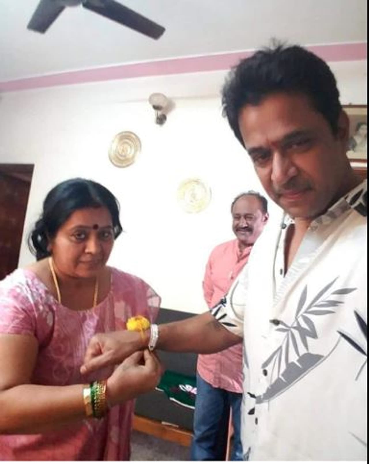 ಅಣ್ಣ ತಂಗಿಯರ ಈ ಬಂಧ.... ಅರ್ಜುನ್ ಸರ್ಜಾಗೆ ಸಹೋದರಿ ರಾಖಿ ಕಟ್ಟುತ್ತಿರುವುದು