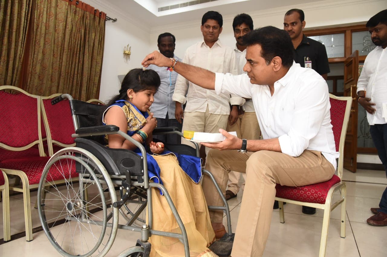 చిన్నారి దివ్యను ఇంటికి పిలిపించి రాఖీ కట్టించుకున్న కేటీఆర్ చిన్నారి దివ్యను ఇంటికి పిలిపించి రాఖీ కట్టించుకున్న కేటీఆర్