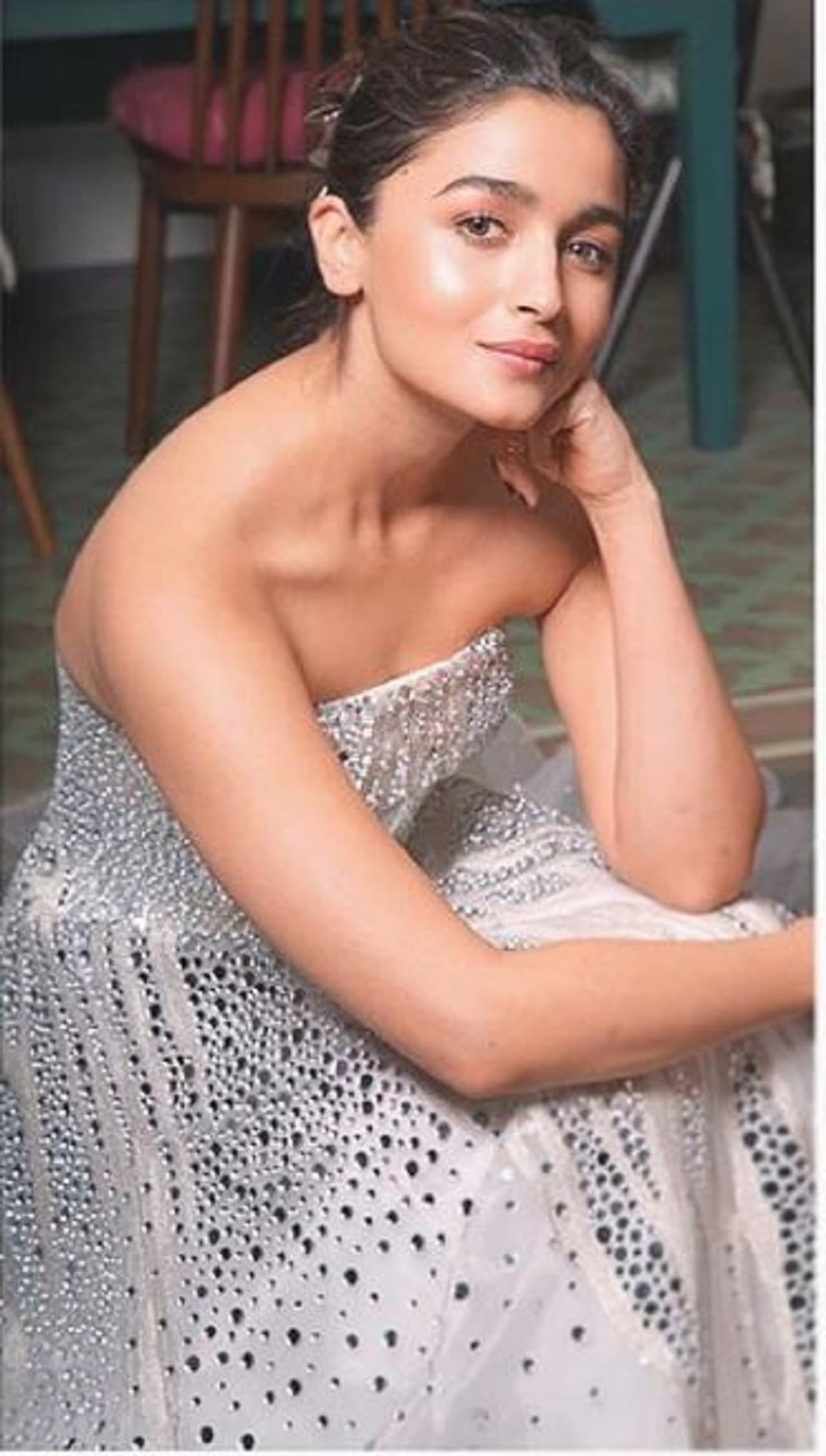 आलिया भट्ट आलिया भट्ट ने अपने फिल्मी करियर की शुरुआत करण जौहर की फिल्म ‘स्टूडेंट ऑफ द ईयर’ से की थी। यानी करण जौहर ने ही मशहूर फिल्ममेकर महेश भट्ट की बेटी आलिया की एंट्री इंडस्ट्री में करवाई थी।