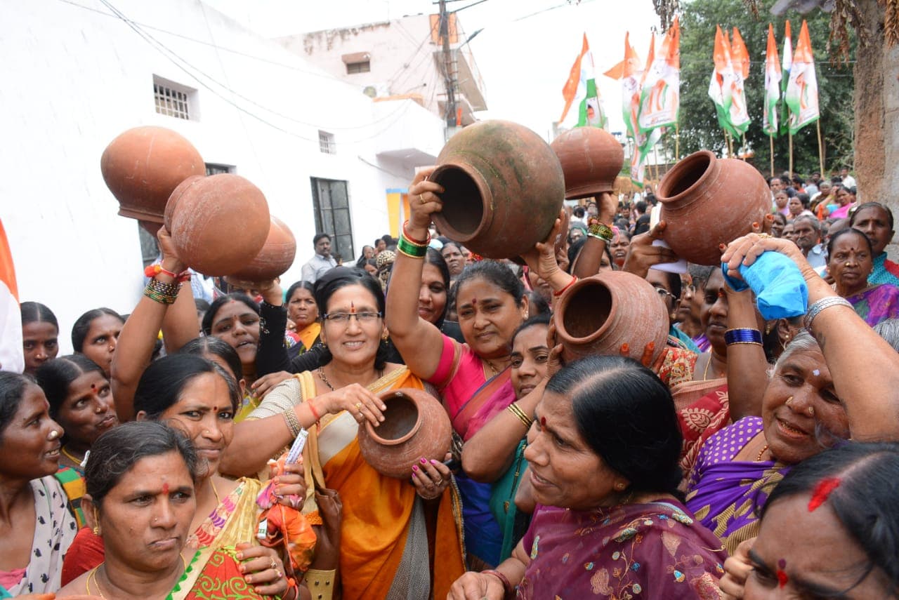 జగ్గారెడ్డి, శాంతా రెడ్డి ధర్నా ఫొటోలు జగ్గారెడ్డి, శాంతా రెడ్డి ధర్నా ఫొటోలు
