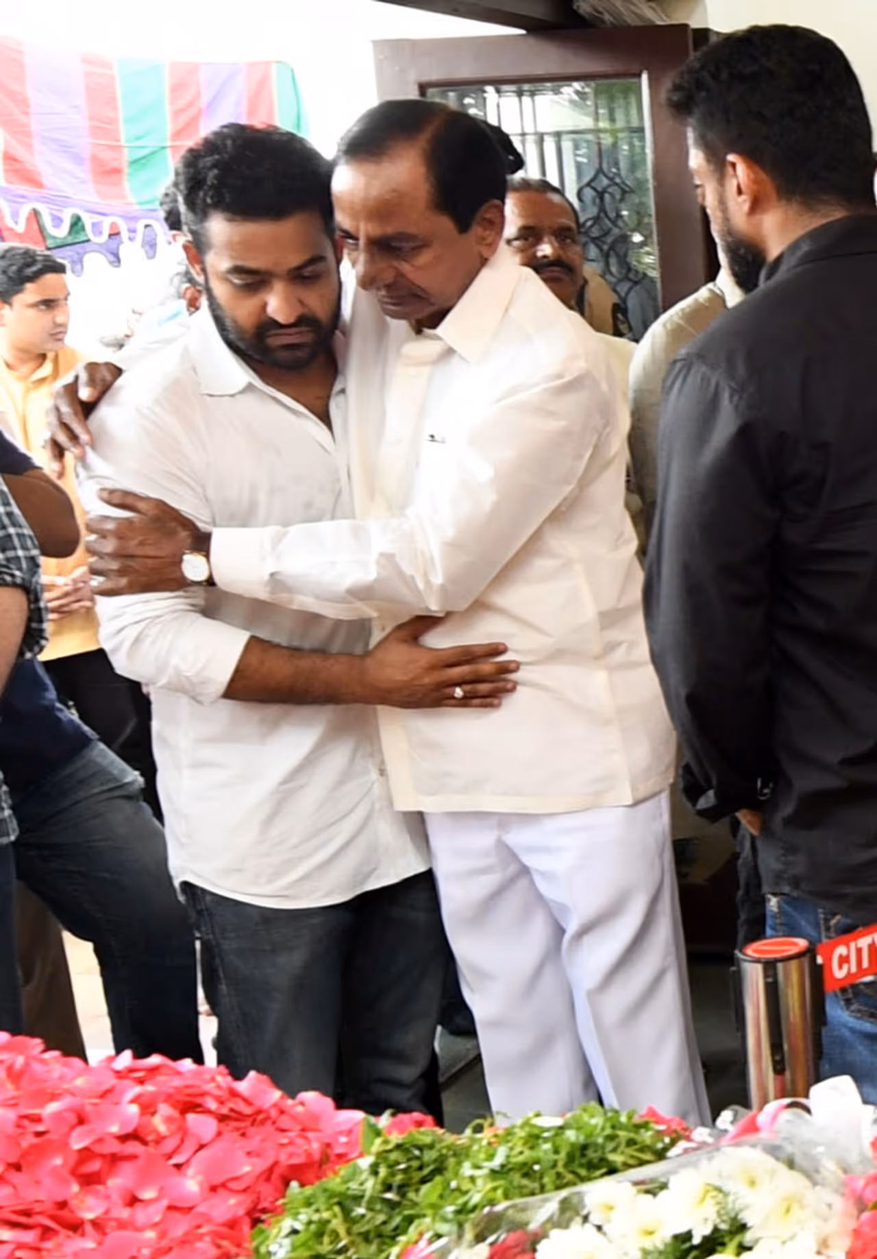 కౌగిలించుకుని జూ. ఎన్టీఆర్ ను ఓదార్చిన కేసిఆర్ కౌగిలించుకుని జూ. ఎన్టీఆర్ ను ఓదార్చిన కేసిఆర్