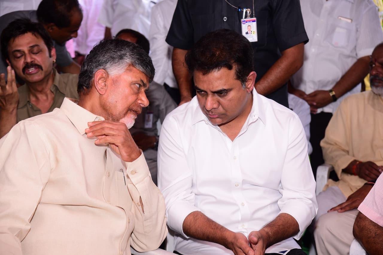 హరికృష్ణకు నివాళి: బాబును పలకరించిన గవర్నర్ (ఫోటోలు) హరికృష్ణకు నివాళి: బాబును పలకరించిన గవర్నర్ (ఫోటోలు)