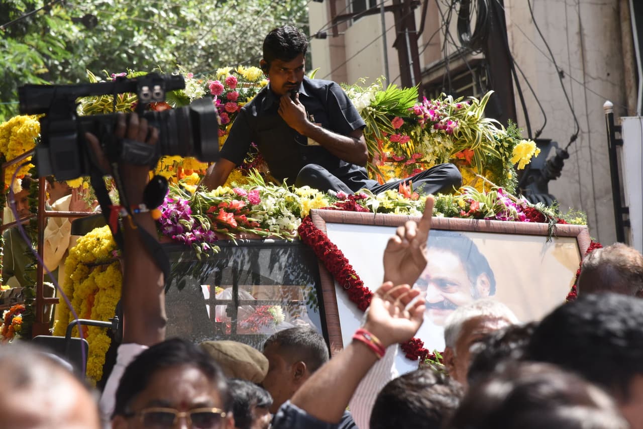 హరికృష్ట అంతిమయాత్ర హరికృష్ట అంతిమయాత్ర